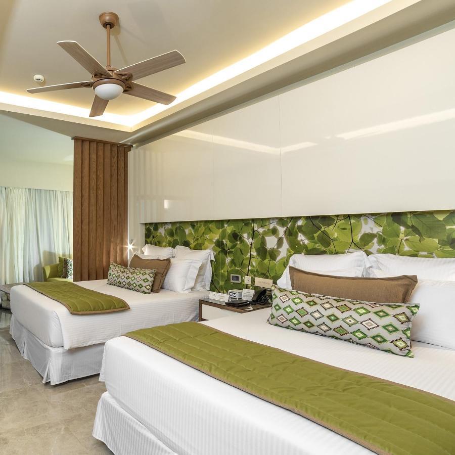 Suite Junior Premium con vistas a la piscina (2 adultos + 2 niños)